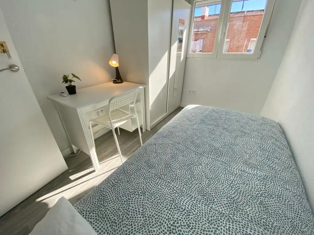 Room in Calle Encarnación Oviol, 43, Los Rosales