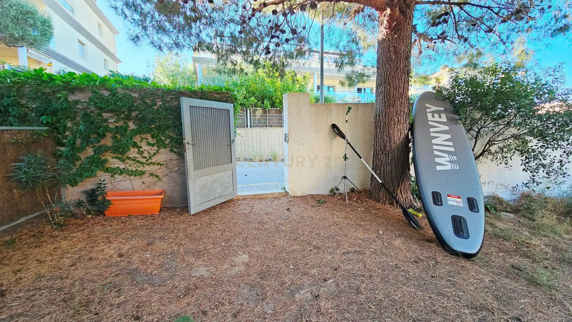 Parkplatz von Einfamilien-Reihenhaus zum Verkauf in Llançà mit Privatgarten, Ofen und Waschmaschine