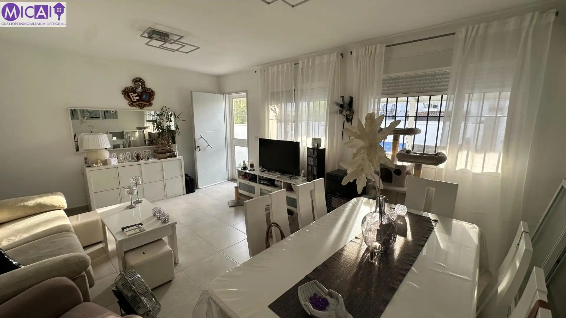 Sala de estar de Casa adosada en venta en Chiclana de la Frontera con Aire acondicionado, Jardín privado y Terraza