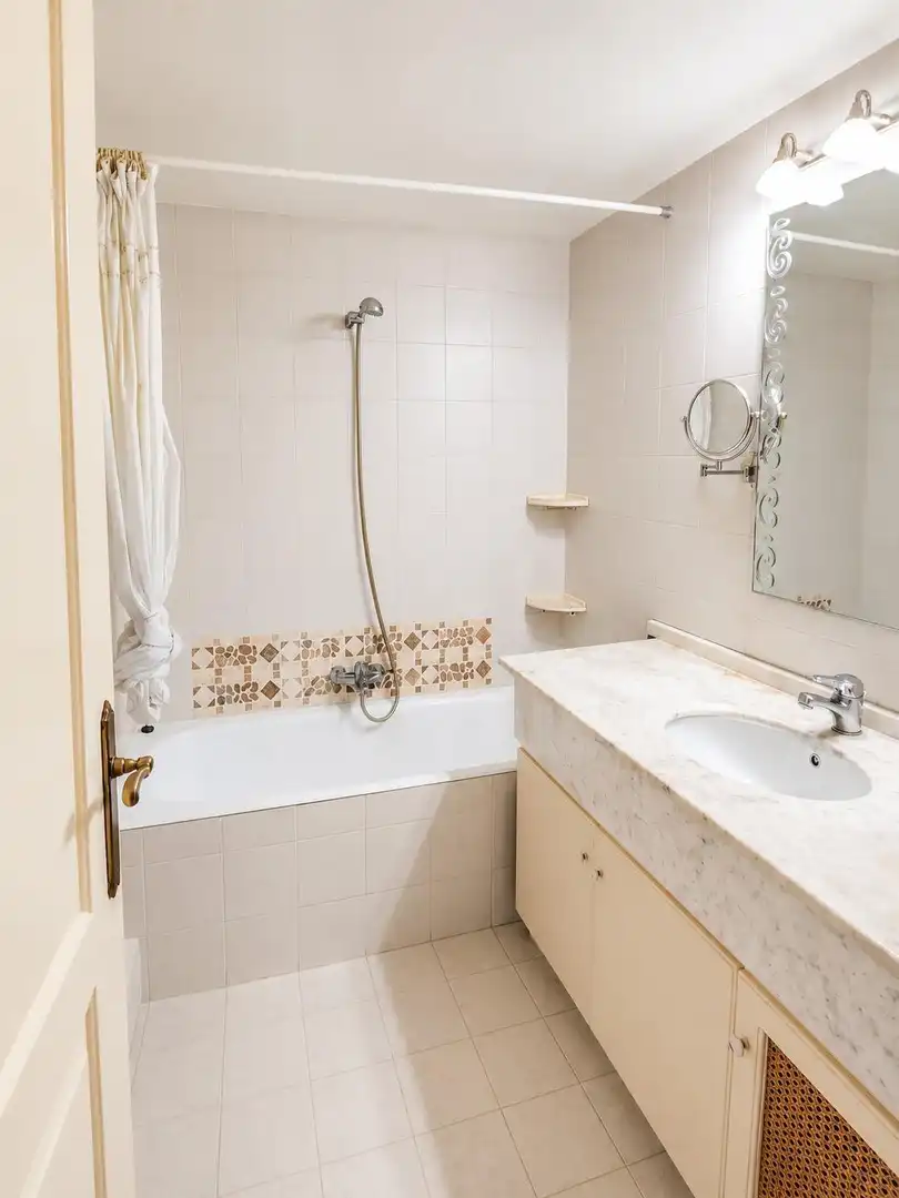 Badezimmer von Wohnung zum Verkauf in Barcelona mit Privatgarten und Parkett