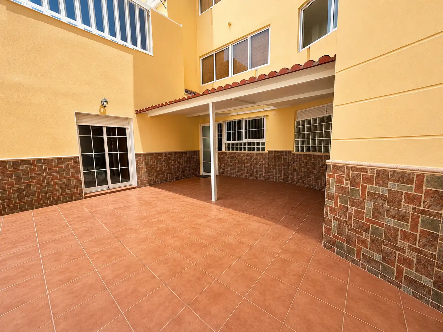 Terraza de Piso en venta en Vélez-Málaga con Amueblado y Piscina comunitaria