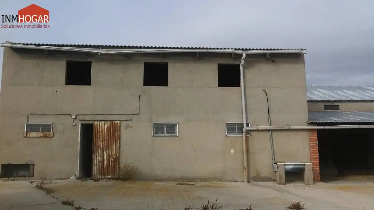Vista exterior de Nave industrial en venta en Crespos
