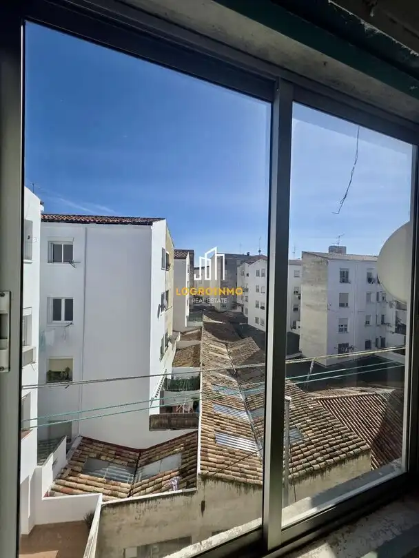 Vista exterior de Piso en venta en  Logroño con Calefacción