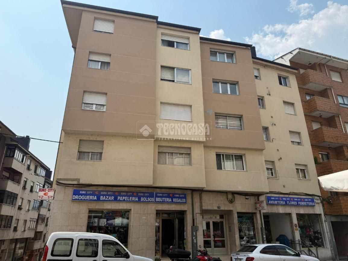 Vista exterior de Pis en venda en Villablino amb Calefacció, Terrassa i Traster