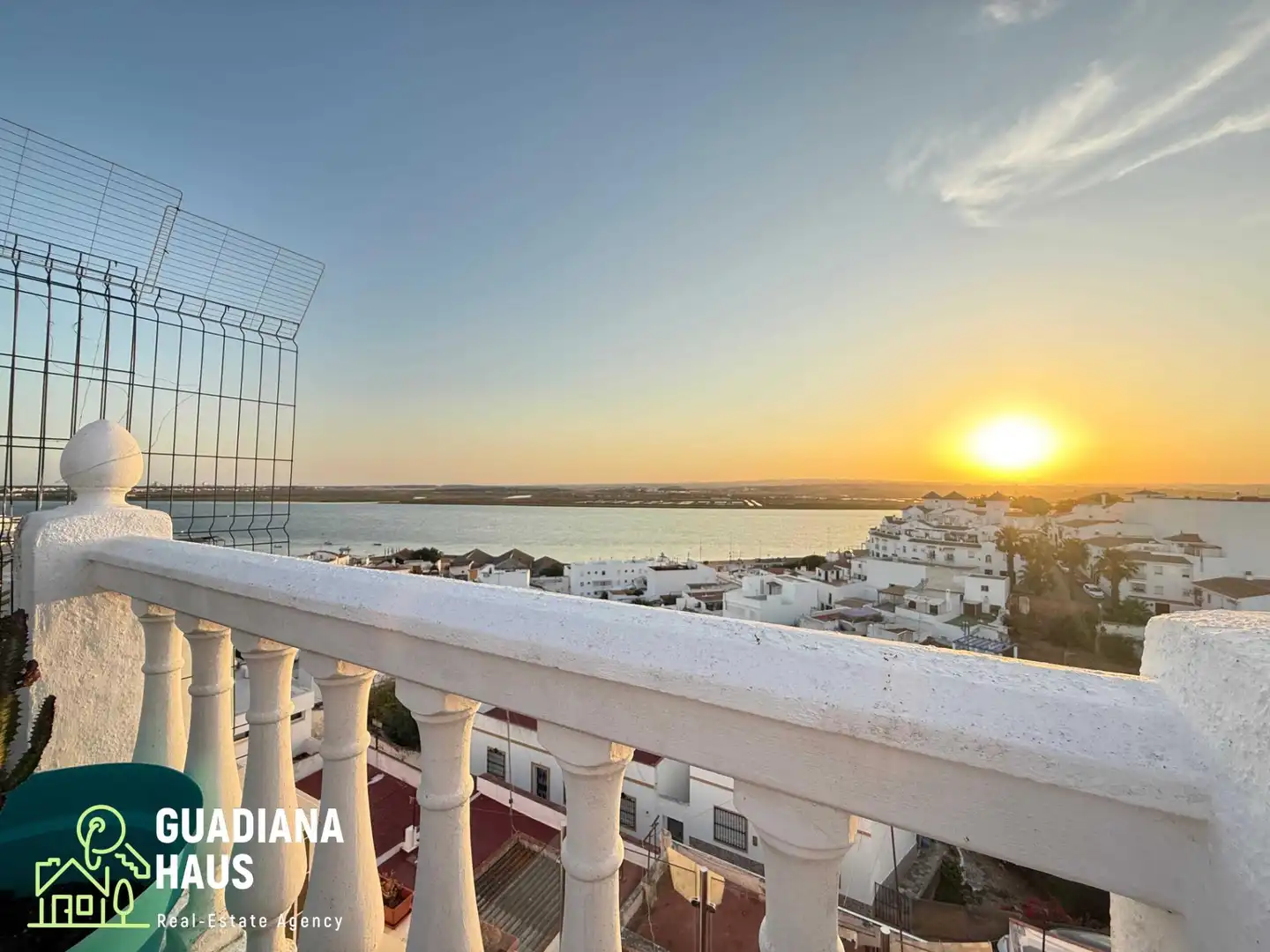 Vista exterior de Casa adosada en venda en Ayamonte amb Aire condicionat, Calefacció i Terrassa