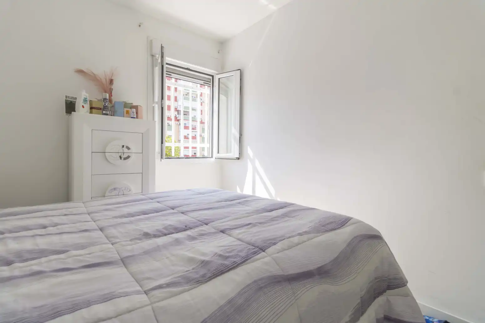 Habitación de Piso en venta en Sevilla con Aire acondicionado, Jardín privado y Piscina