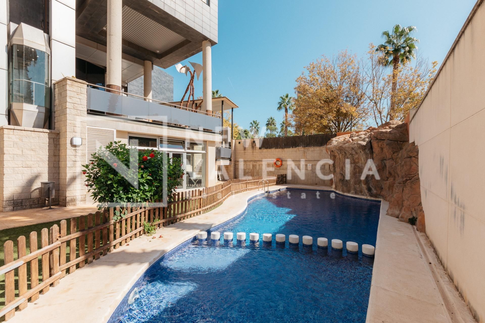Piscina de Àtic en venda en  Valencia Capital amb Aire condicionat, Calefacció i Jardí privat