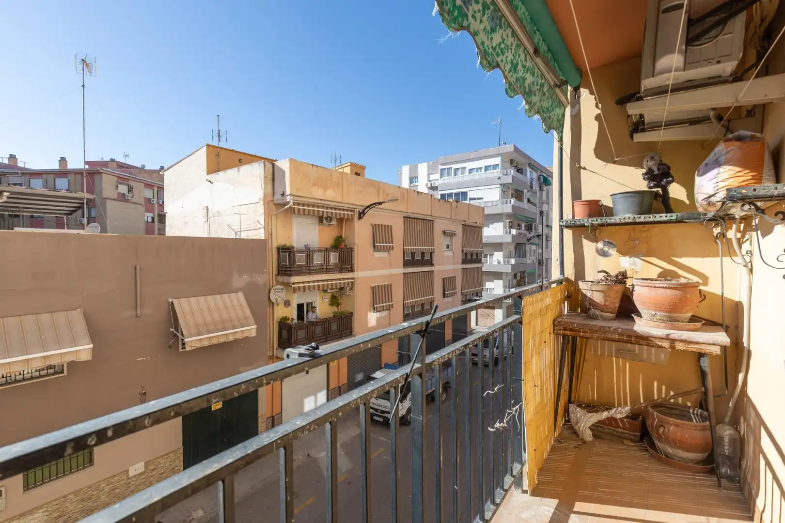 Außenansicht von Wohnung zum Verkauf in  Granada Capital mit Klimaanlage und Balkon