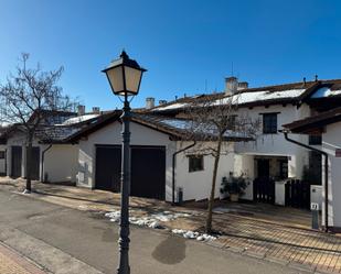 Vista exterior de Casa adosada en venda en Jaca amb Calefacció, Jardí privat i Parquet