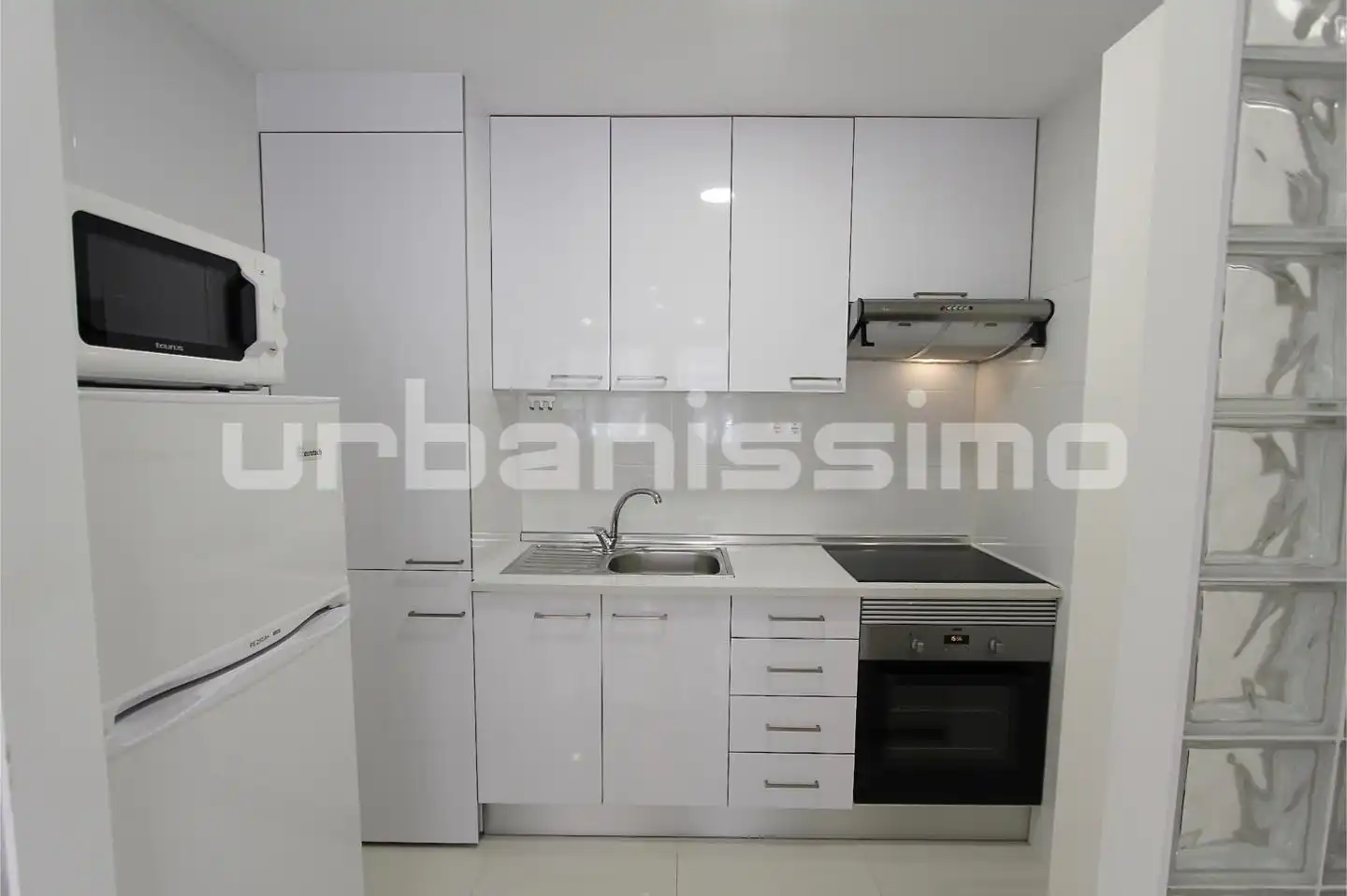 Cuina de Apartament de lloguer en Madrid amb Aire condicionat, Calefacció i Moblat