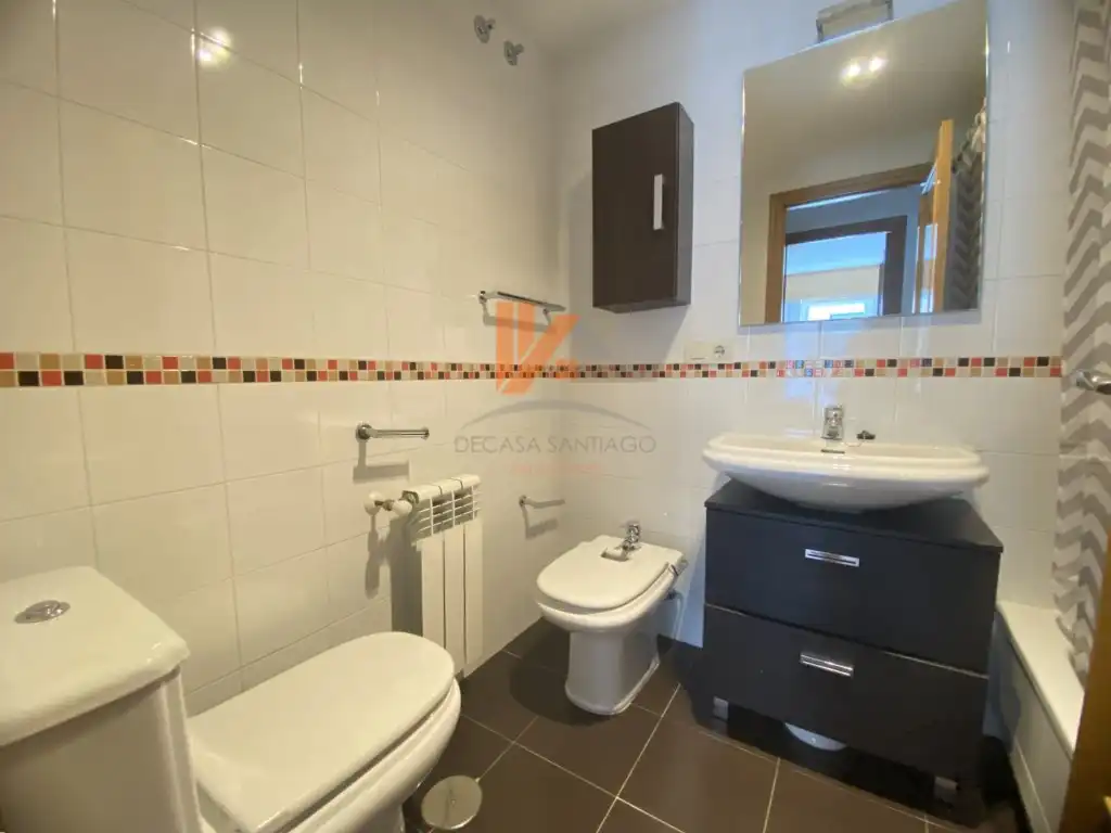Baño de Piso de alquiler en Santiago de Compostela  con Amueblado, Horno y Lavadora