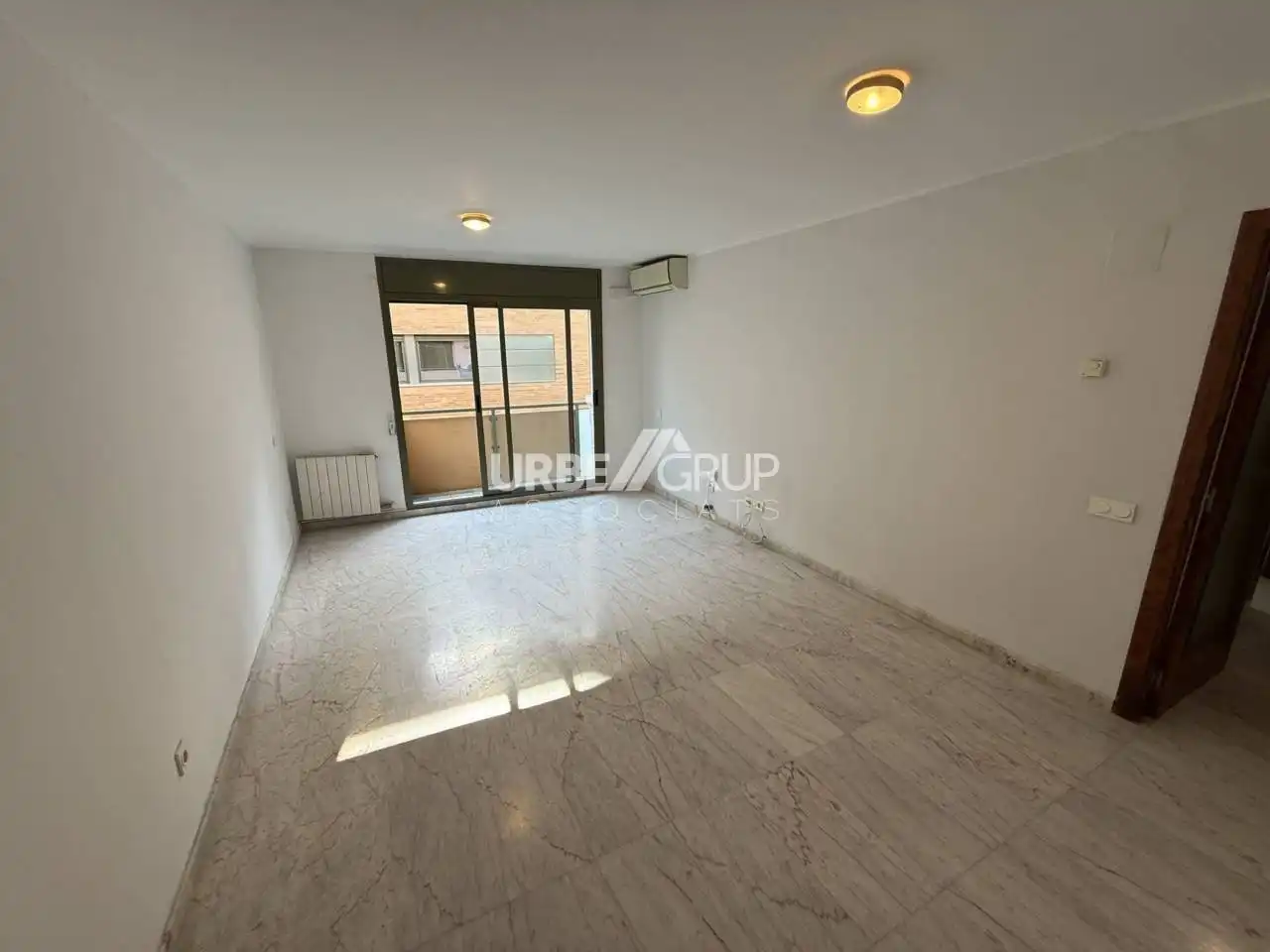 Flat for rent in Calle CISTERNA, Barri del Centre