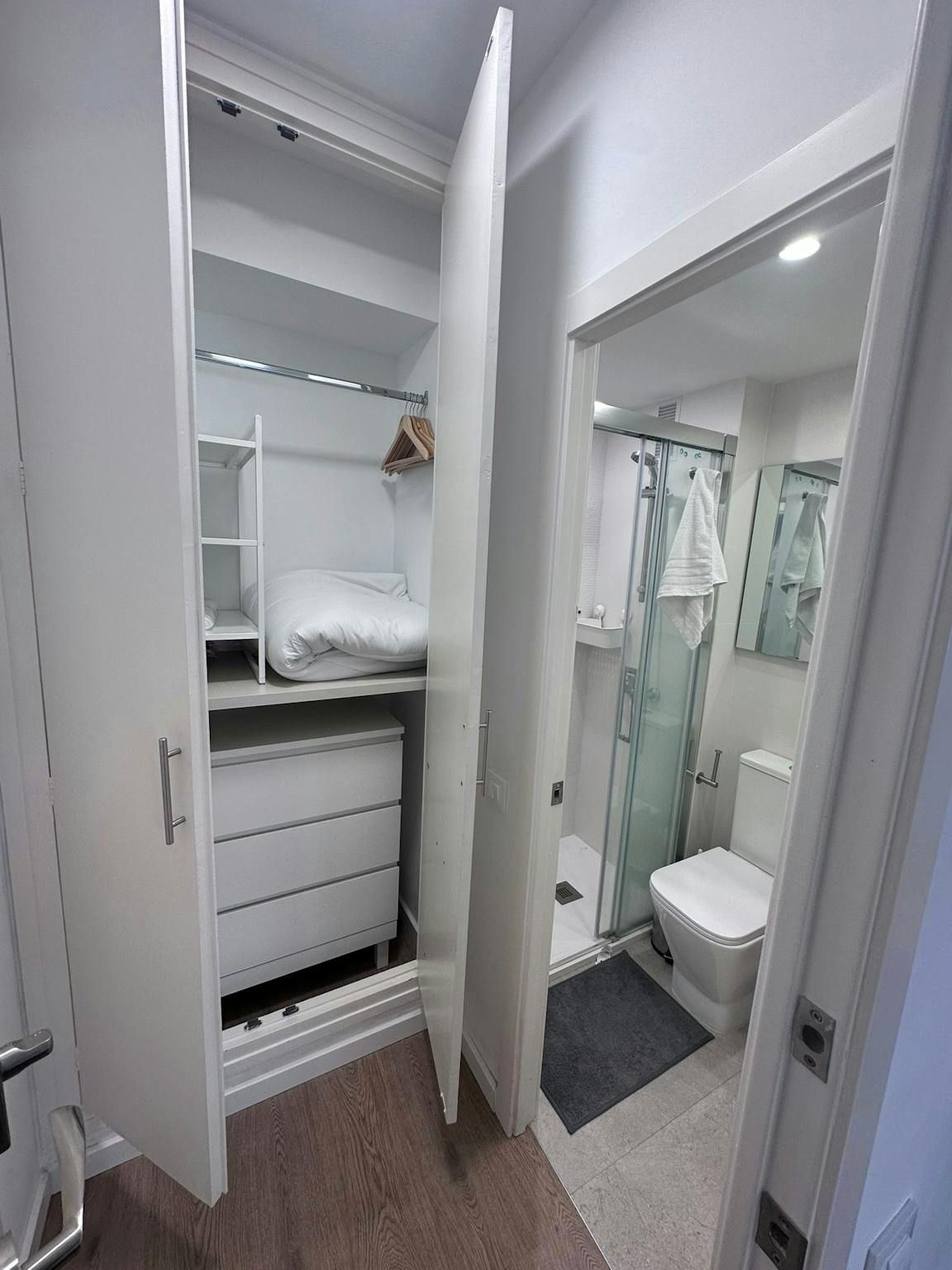 Bathroom of Flat to share in Cornellà de Llobregat  with Air Conditioner, Heating and Furnished