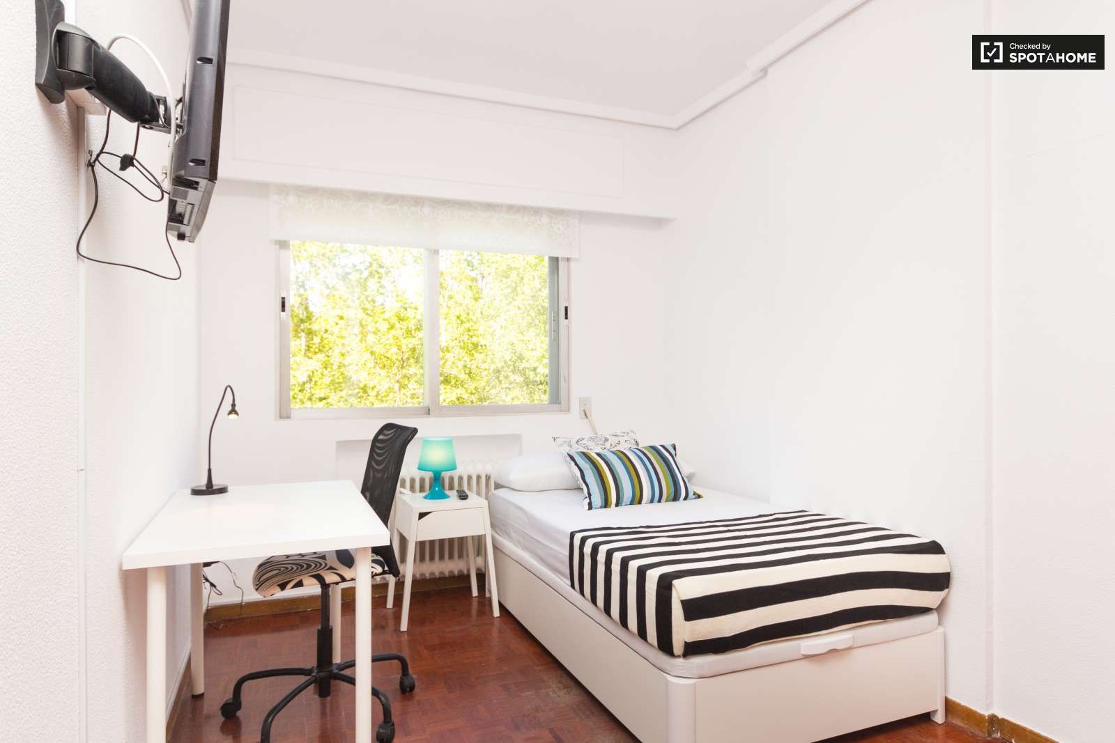 Bedroom of Flat to share in  Madrid Capital  with Air Conditioner and Terrace