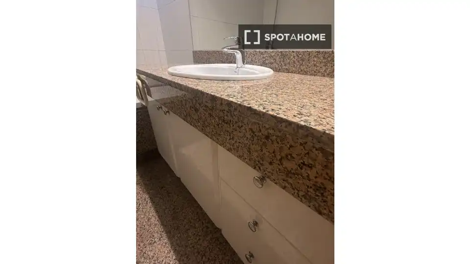 Baño de Apartamento para compartir en Sant Cugat del Vallès con Aire acondicionado, Terraza y Amueblado