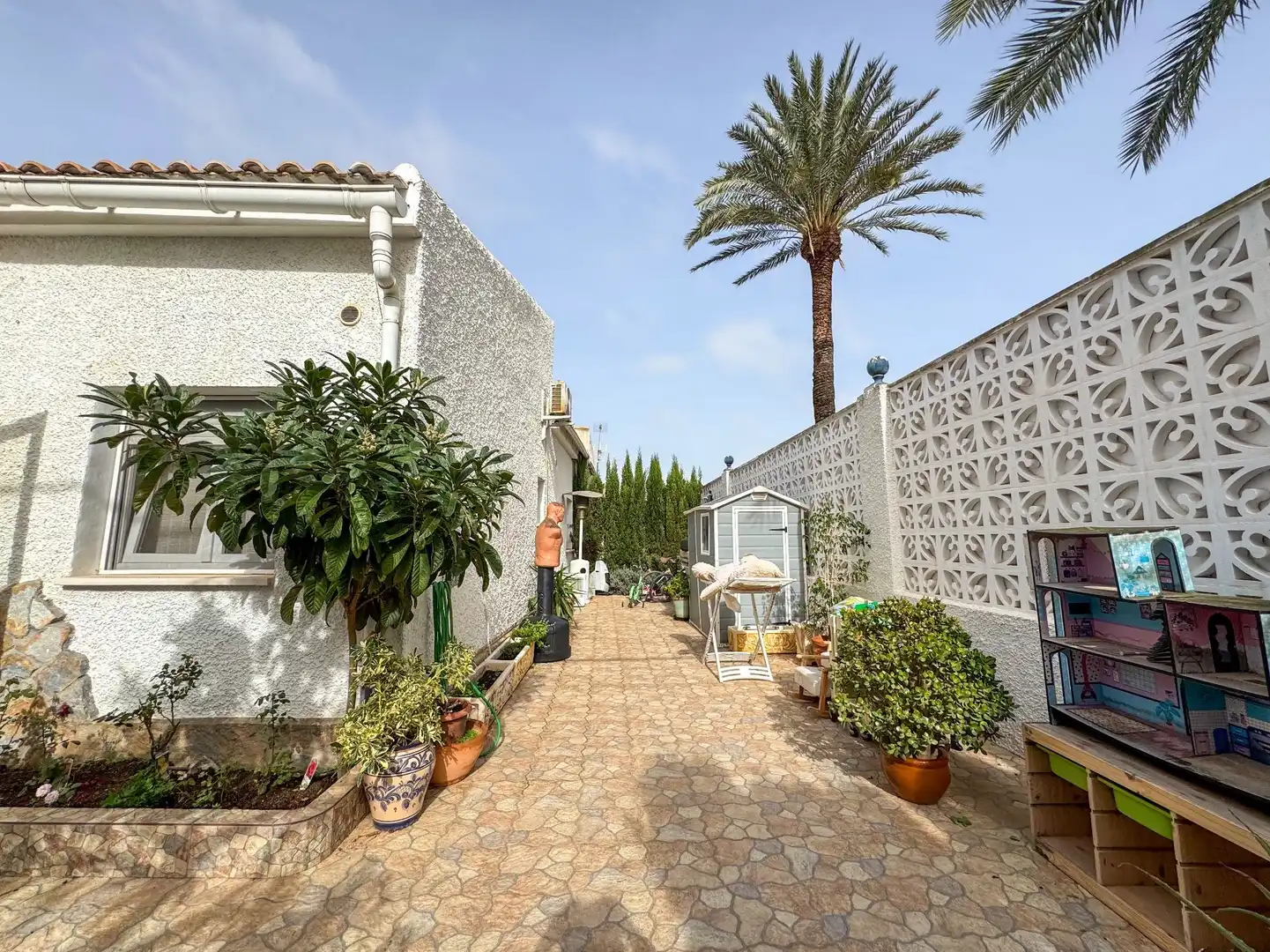 Vista exterior de Casa o xalet de lloguer en Torrevieja amb Aire condicionat, Jardí privat i Terrassa