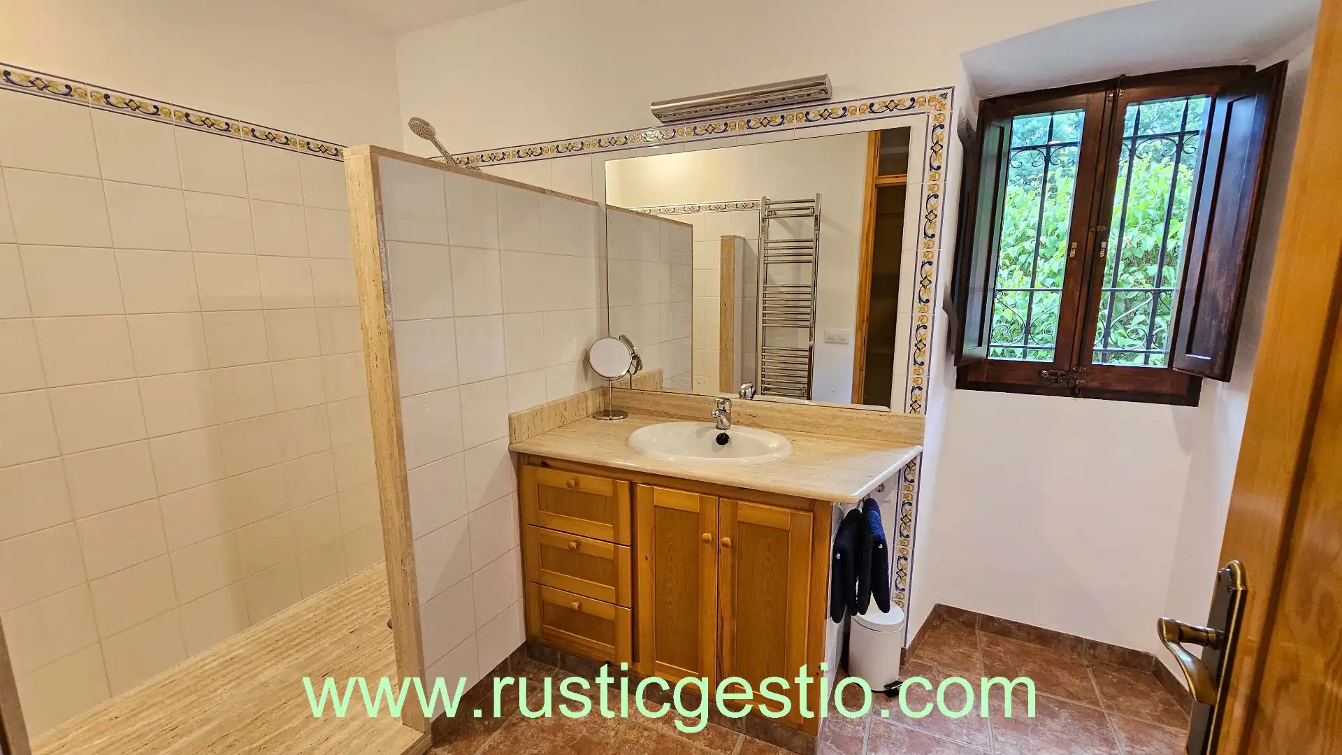 Baño de Finca rústica en venta en Olot con Aire acondicionado, Jardín privado y Parquet