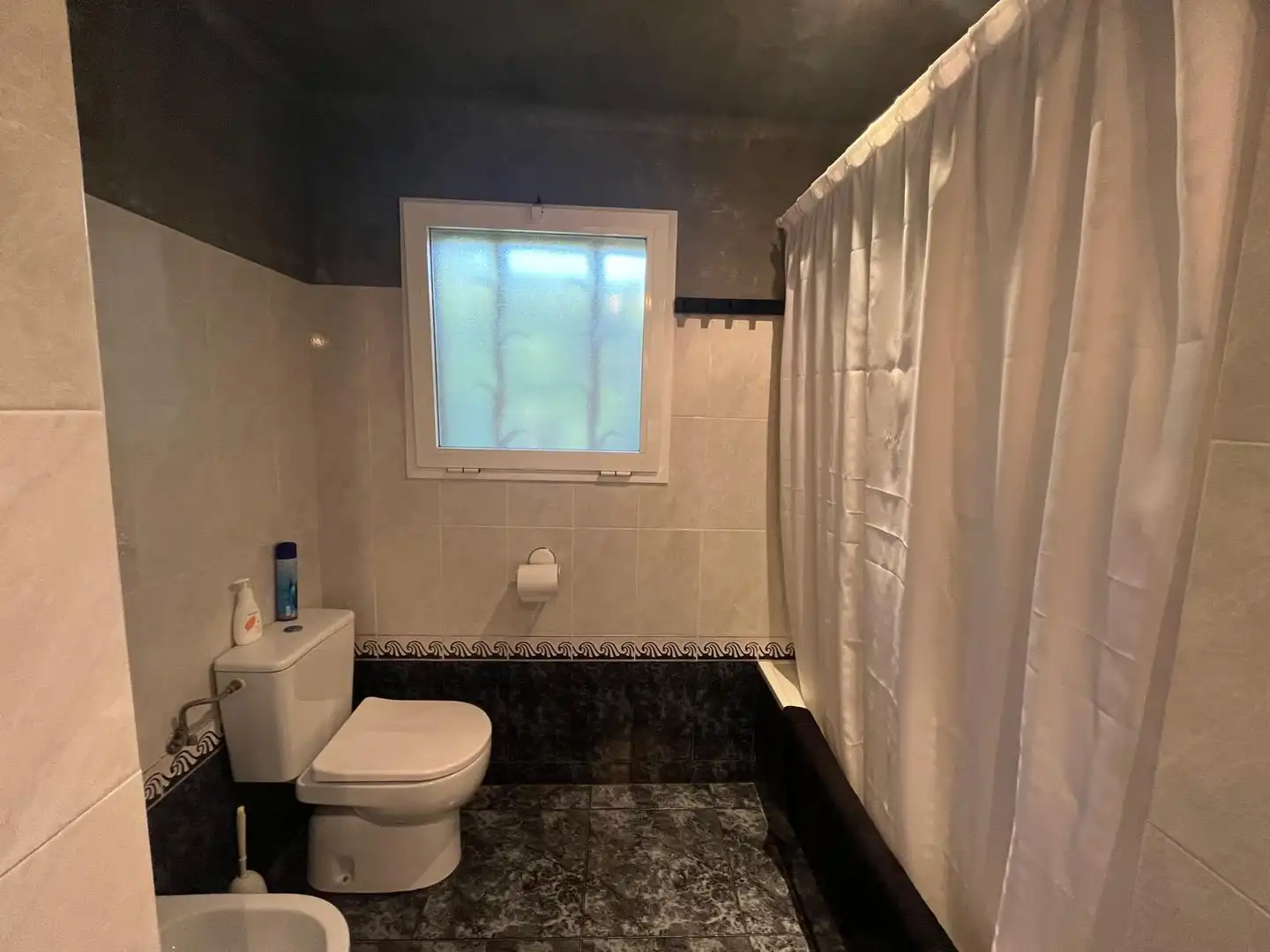 Baño de Apartamento de alquiler en Castell d'Aro, Platja d'Aro i s'Agaró con Aire acondicionado, Jardín privado y Terraza