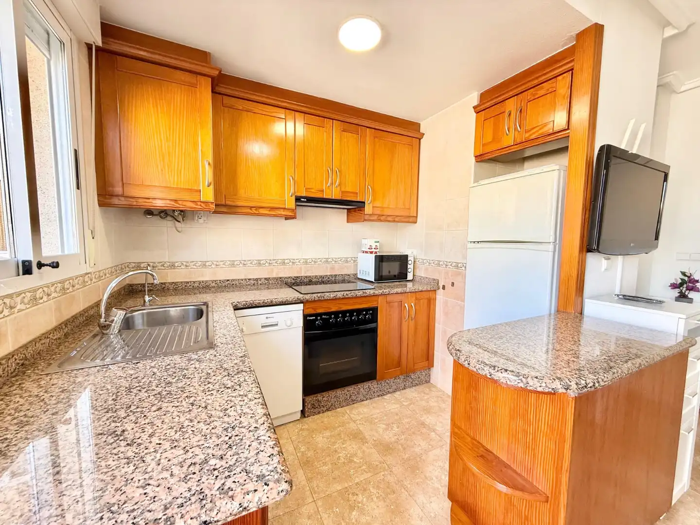 Cocina de Apartamento de alquiler en Guardamar del Segura con Aire acondicionado, Calefacción y Amueblado
