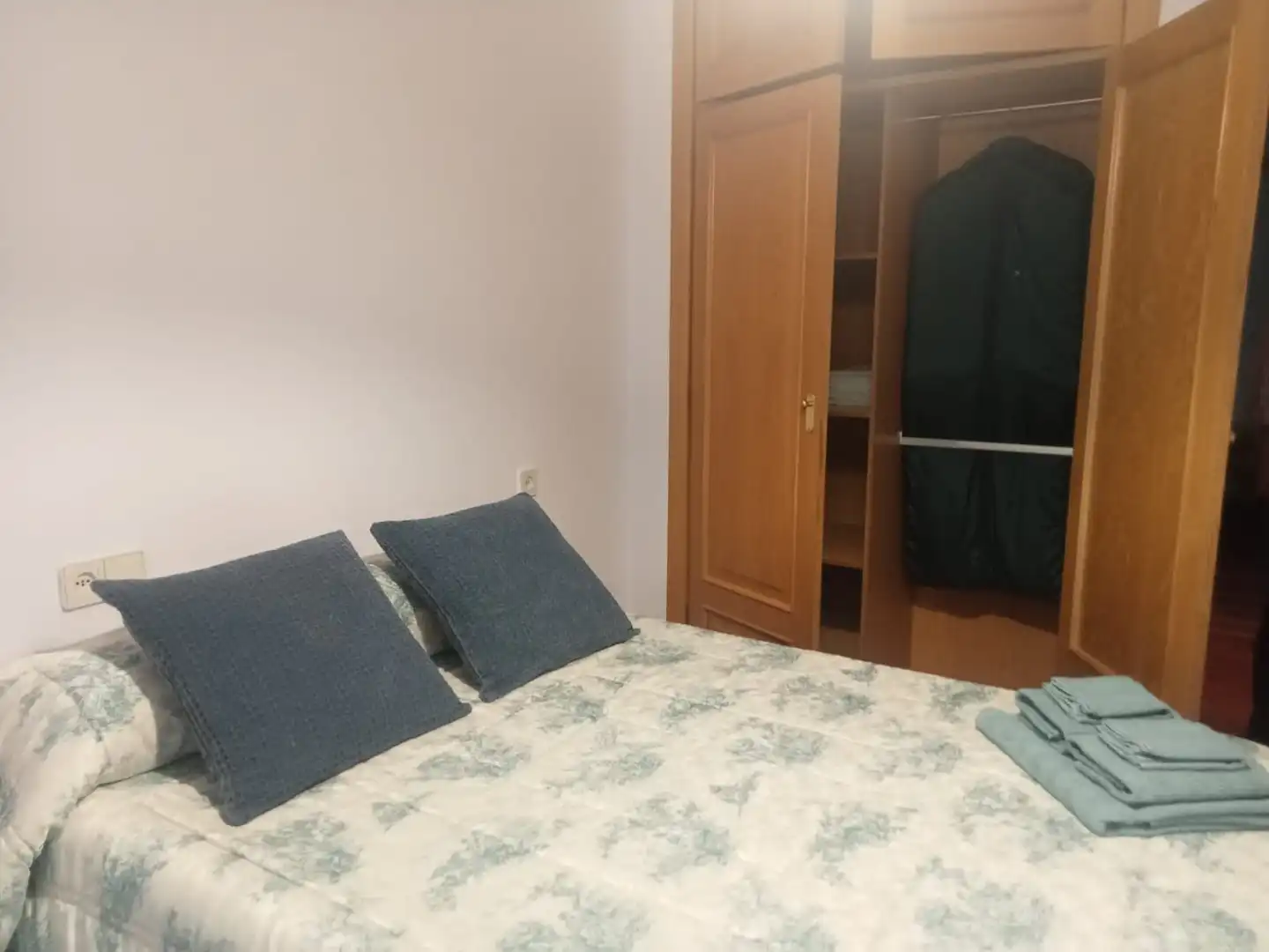 Bedroom of Flat for rent in Santiago de Compostela   with Heating, Parquet flooring and Terrace