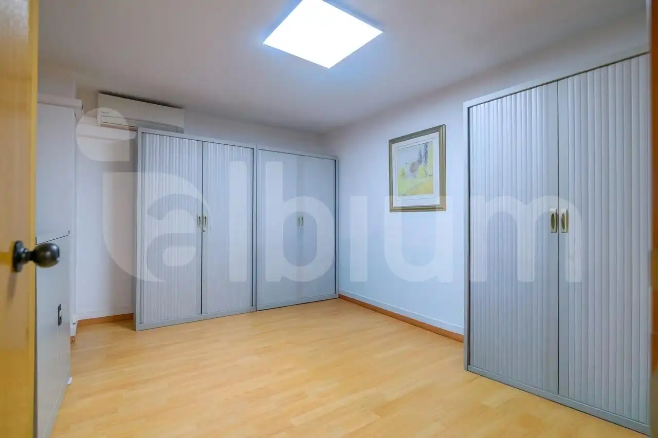 Schlafzimmer von Büro zum Verkauf in Barcelona