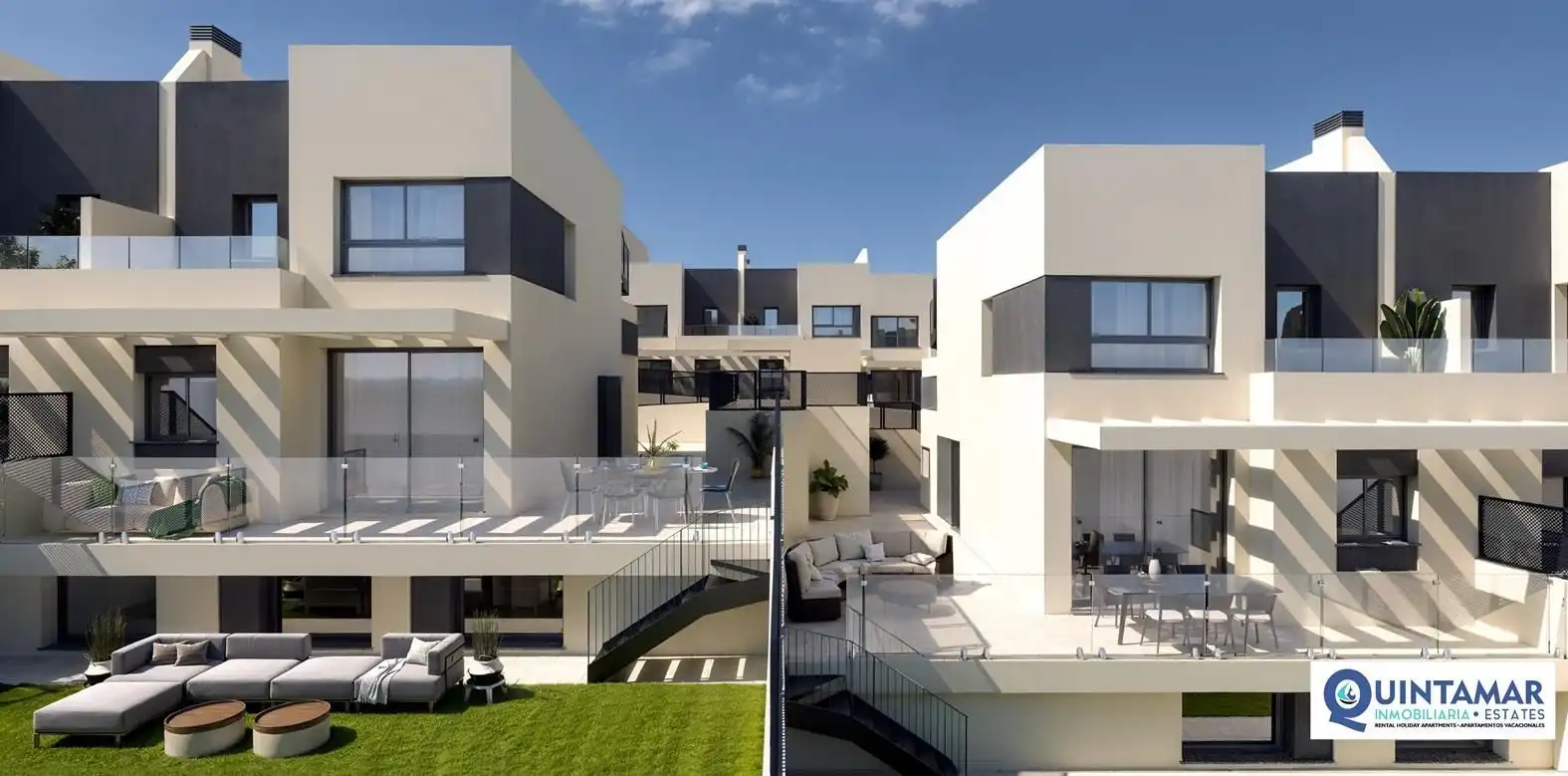 Vista exterior de Casa adosada en venda en Nerja amb Aire condicionat, Calefacció i Jardí privat