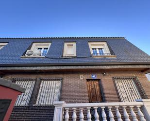 Exterior view of Single-family semi-detached for sale in  Madrid Capital  with Air Conditioner and Terrace