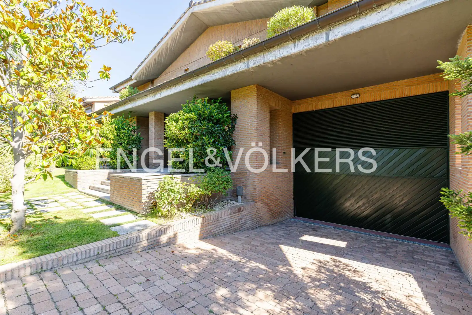 Vista exterior de Casa o xalet de lloguer en Pozuelo de Alarcón amb Aire condicionat, Calefacció i Jardí privat