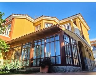 Vista exterior de Casa adosada en venda en Santa Úrsula amb Jardí privat i Terrassa