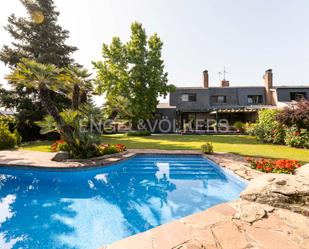Exterior view of Single-family semi-detached for sale in La Moraleja  with Air Conditioner, Heating and Private garden