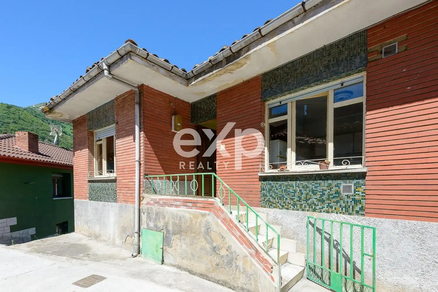 Vista exterior de Casa o xalet en venda en Lena amb Traster i Moblat
