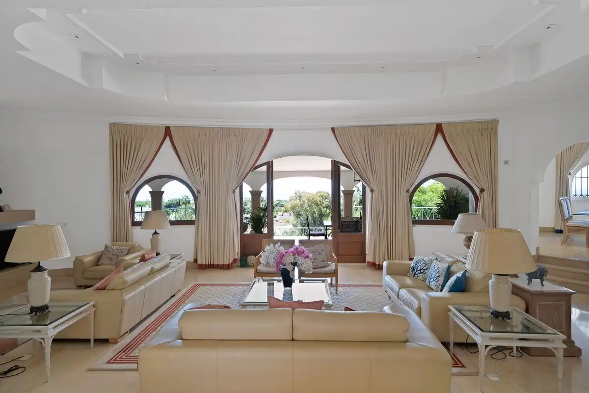 Sala de estar de Casa o chalet en venta en Marbella con Aire acondicionado, Calefacción y Jardín privado