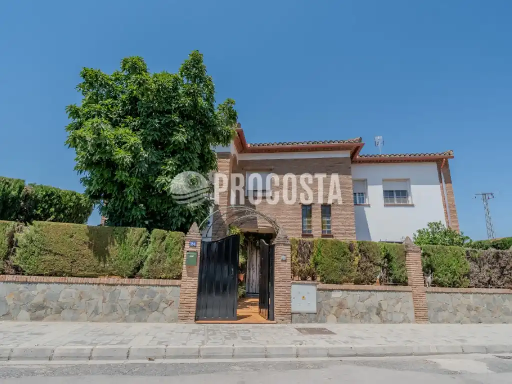 Vista exterior de Casa o xalet en venda en Fuente Vaqueros amb Aire condicionat, Jardí privat i Terrassa