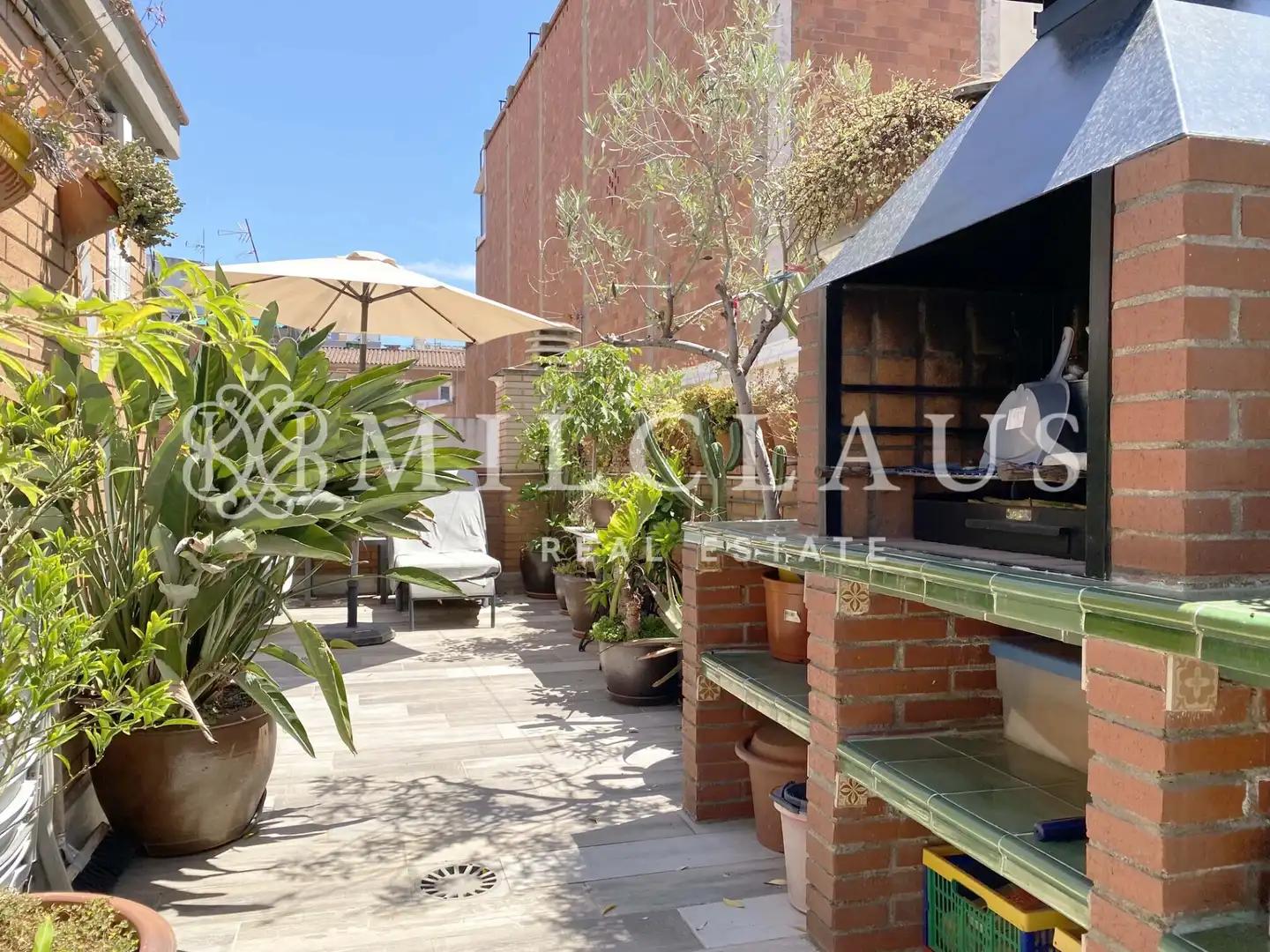 Terrasse von Einfamilien-Reihenhaus zum Verkauf in L'Hospitalet de Llobregat mit Klimaanlage, Heizung und Parkett