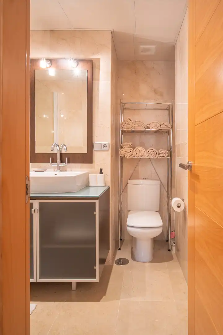 Badezimmer von Wohnung zur Miete in Benahavís mit Klimaanlage, Privatgarten und Terrasse