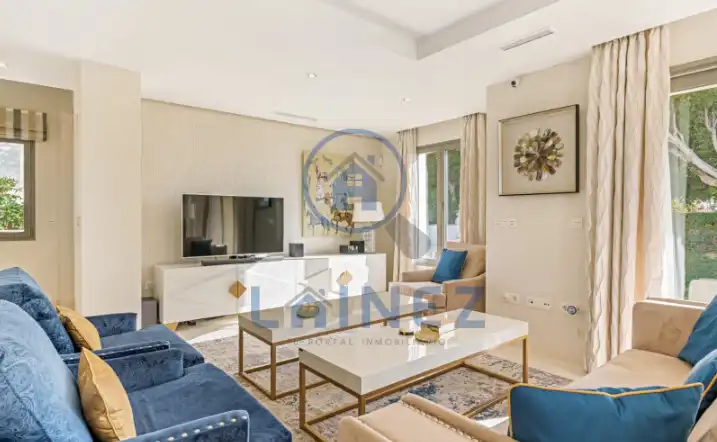 Sala d'estar de Casa o xalet en venda en Marbella amb Aire condicionat, Jardí privat i Traster