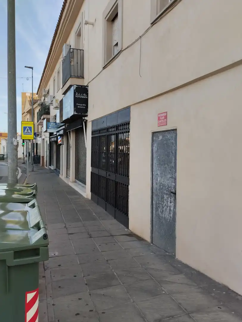 Vista exterior de Local en venta en Gines