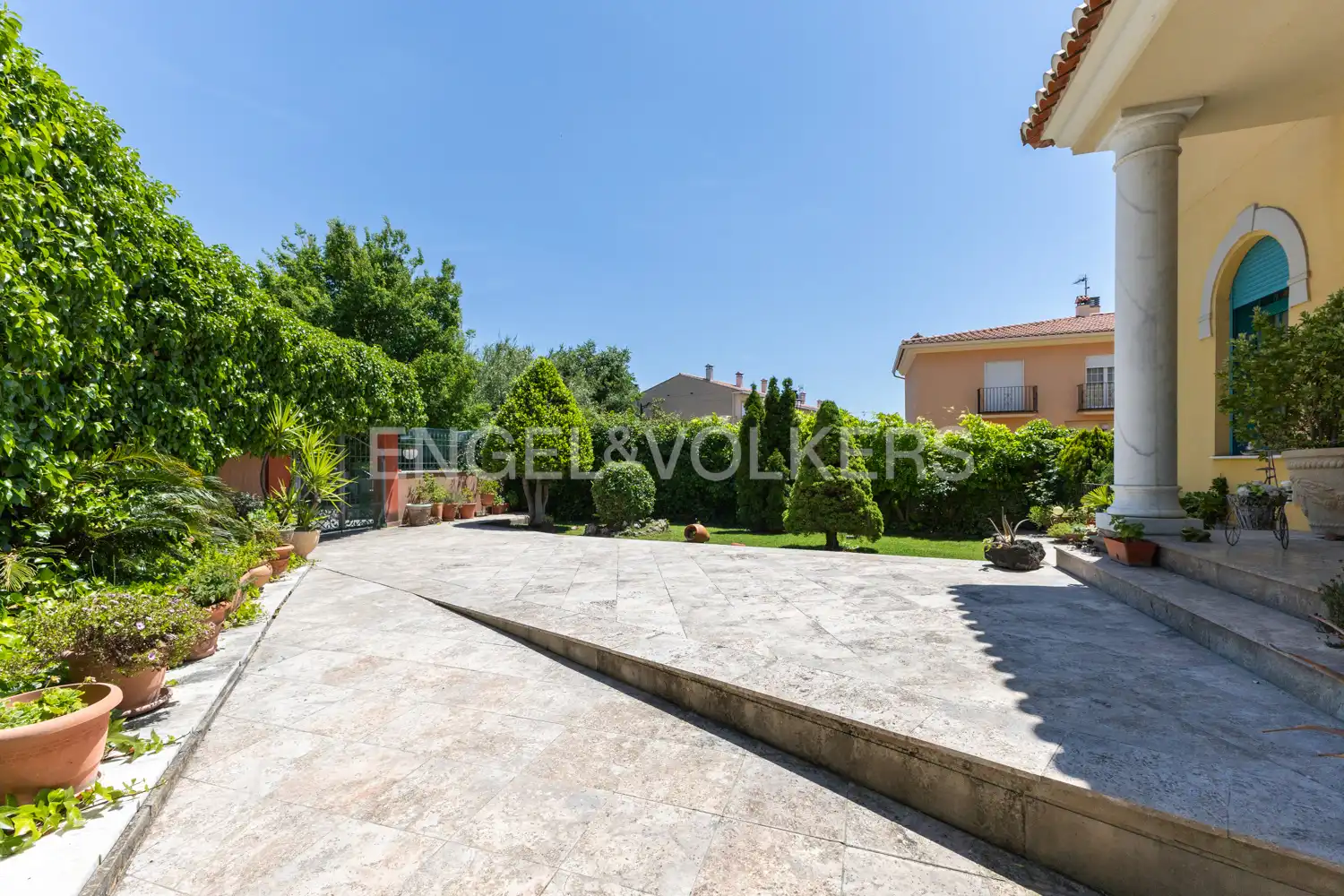 Vista exterior de Finca rústica en venda en Viver amb Aire condicionat, Calefacció i Jardí privat