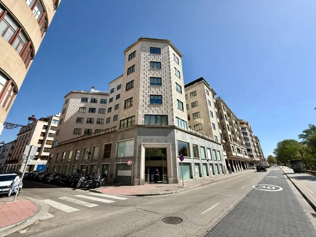 Vista exterior de Pis en venda en Burgos Capital amb Calefacció, Parquet i Terrassa