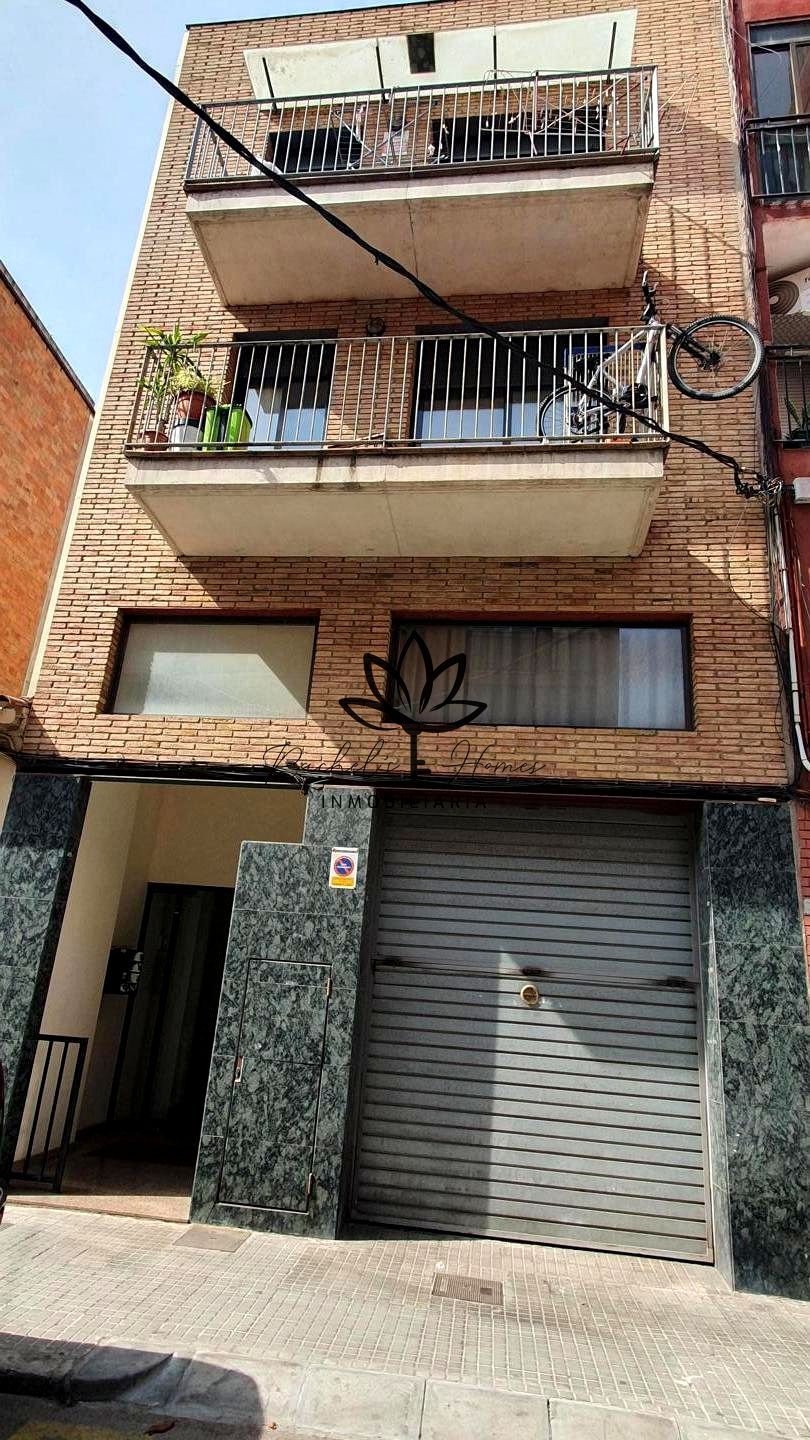 Vista exterior de Edifici en venda en Montcada i Reixac