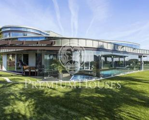 Vista exterior de Casa o xalet de lloguer en Sant Andreu de Llavaneres amb Aire condicionat i Piscina