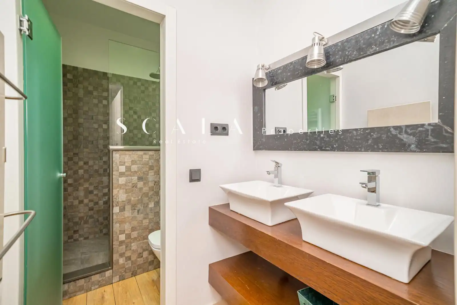 Bathroom of Duplexes for rent in Madrid  with Air Conditioner, Heating and Terrace