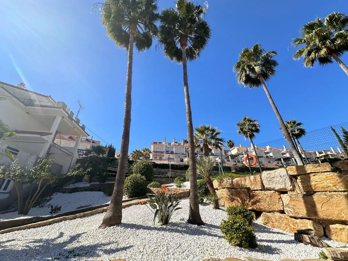 Vista exterior de Apartament en venda en Manilva amb Terrassa i Piscina comunitària