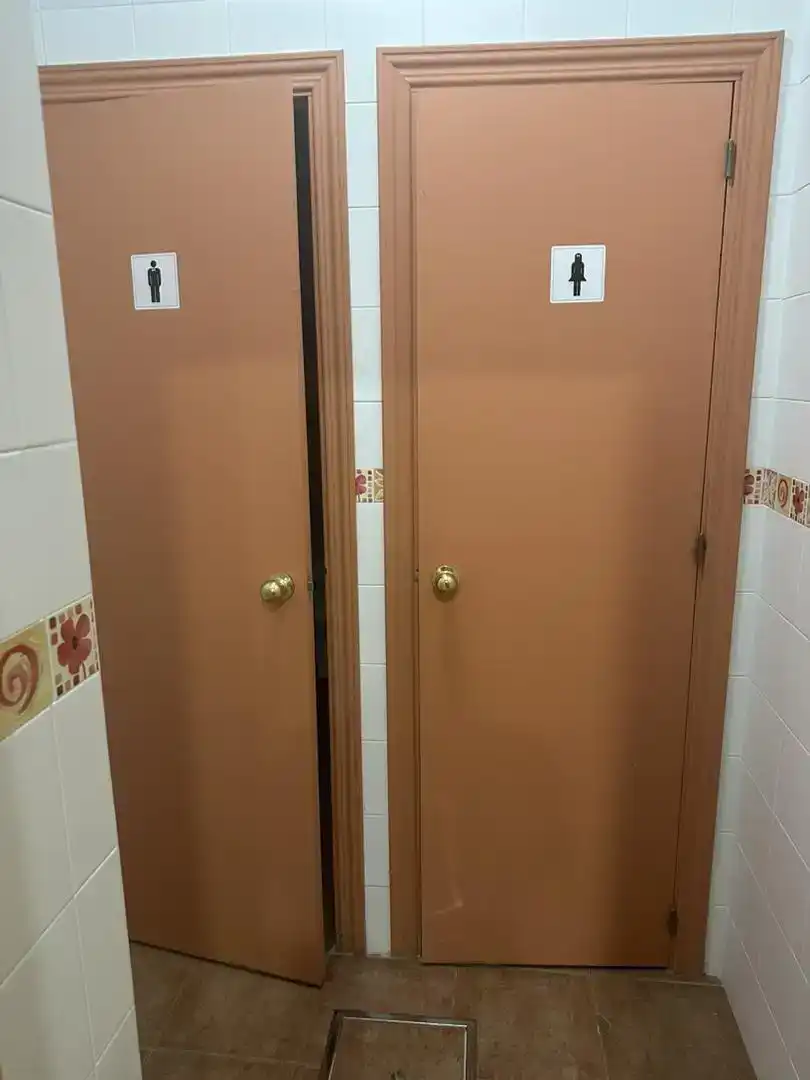 Bany de Local de lloguer en Huelva amb Aire condicionat