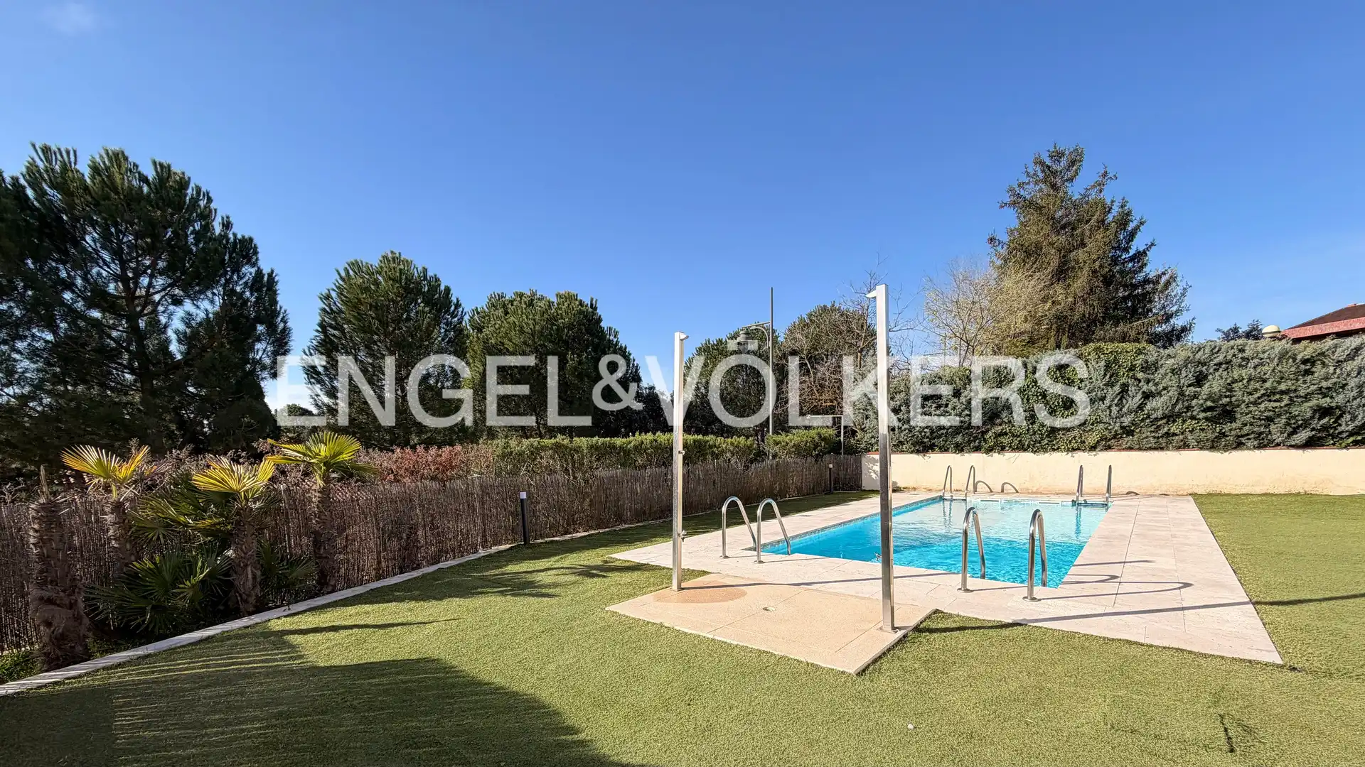 Piscina de Dúplex de alquiler en La Moraleja con Aire acondicionado, Calefacción y Jardín privado