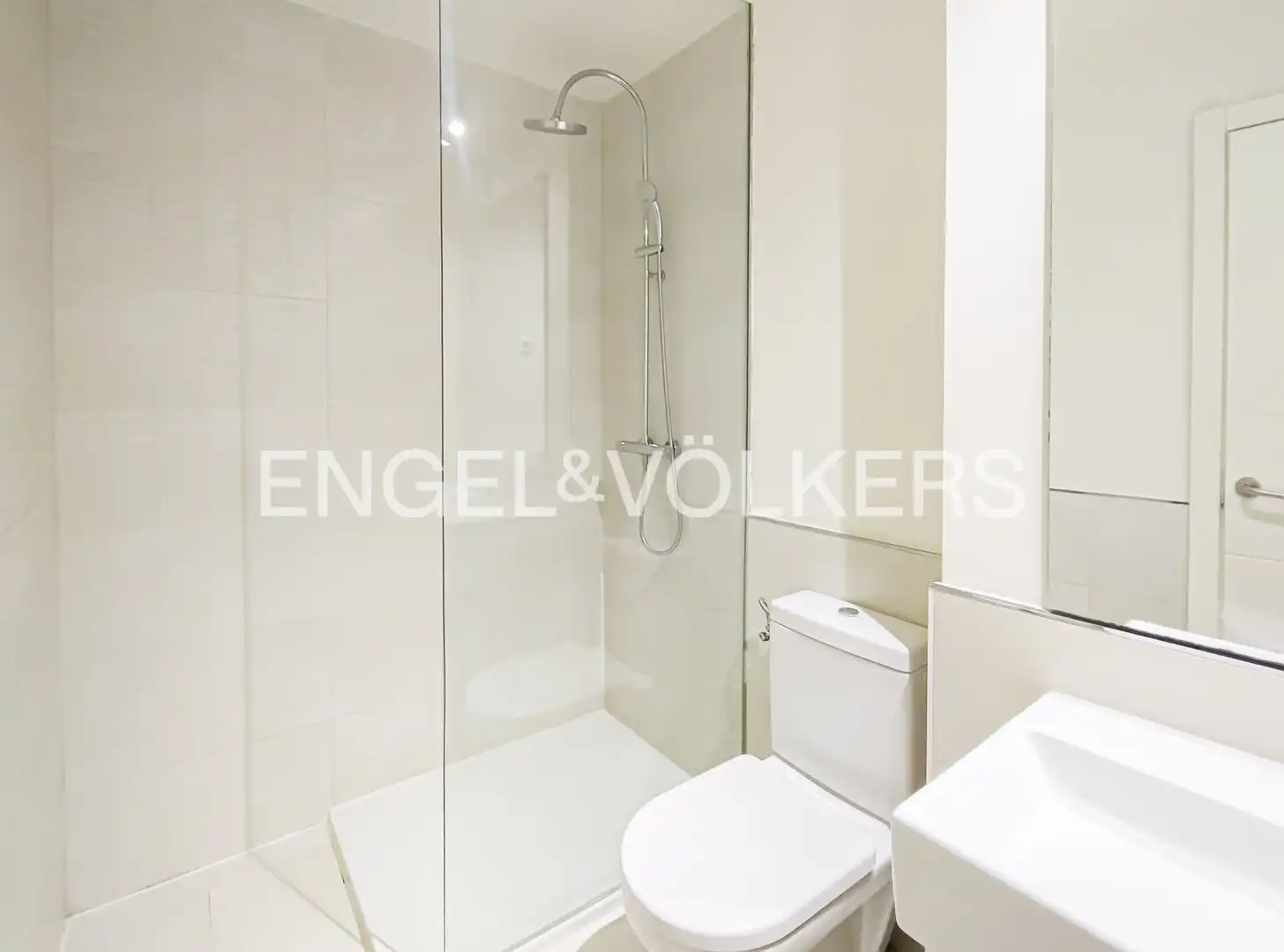 Badezimmer von Wohnung zum Verkauf in Madrid mit Klimaanlage, Heizung und Abstellraum