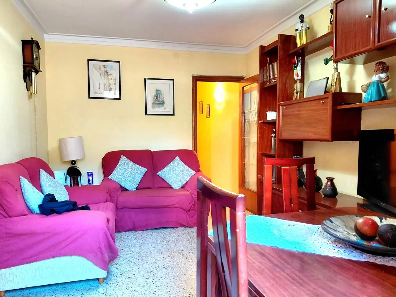 Sala de estar de Piso en venta en L'Hospitalet de Llobregat con Aire acondicionado, Calefacción y Amueblado