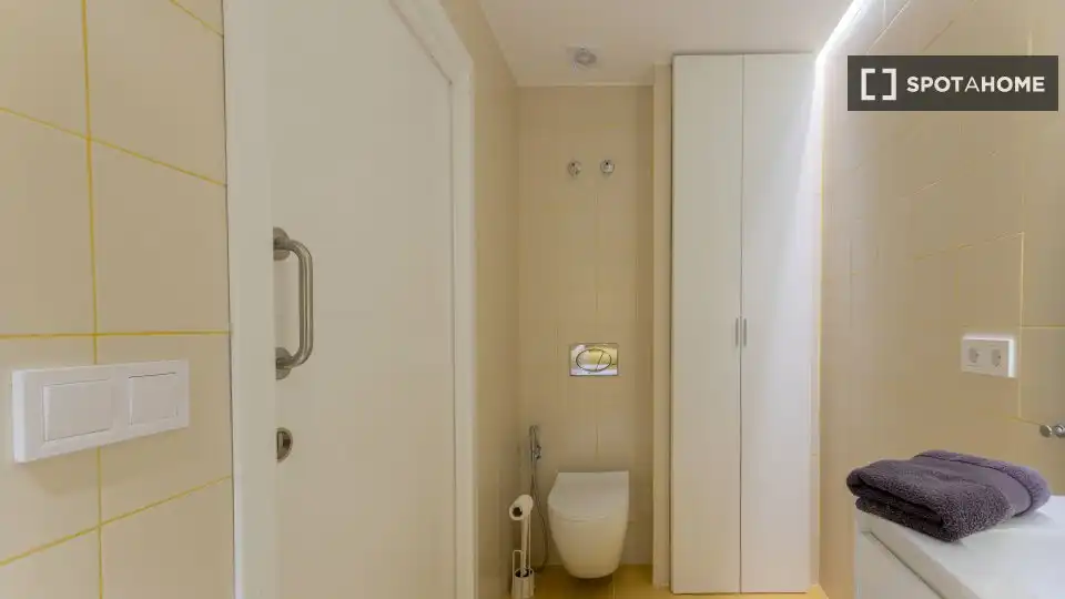 Baño de Piso de alquiler en Valencia con Aire acondicionado, Calefacción y Amueblado