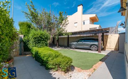 Vista exterior de Casa o xalet en venda en Otura amb Aire condicionat, Terrassa i Balcó