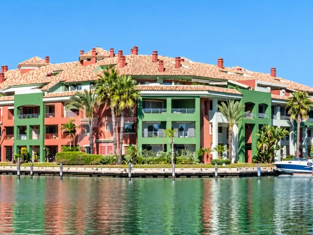 Vista exterior de Apartament en venda en Sotogrande amb Aire condicionat i Terrassa